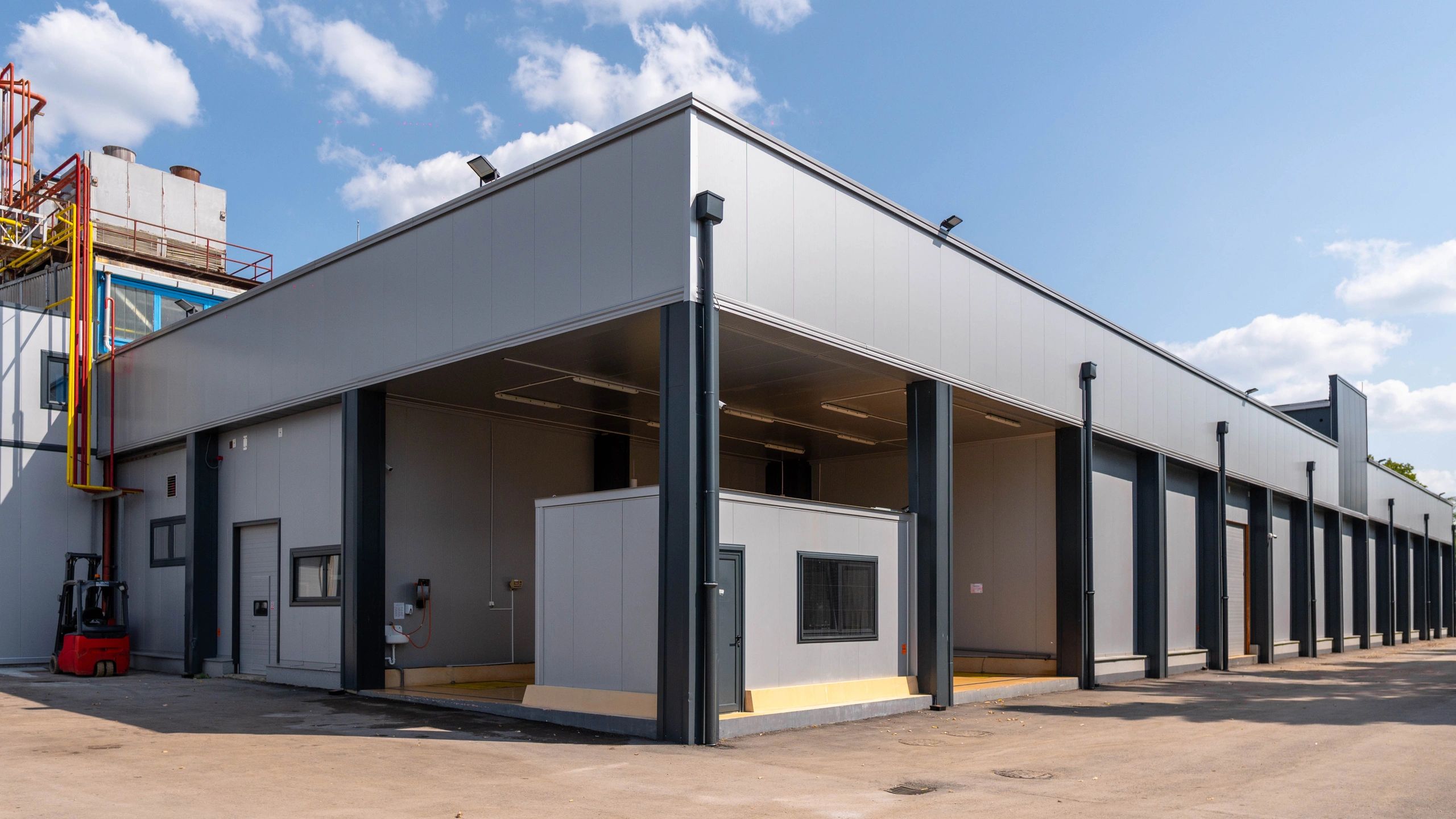Modular commercial building exterior